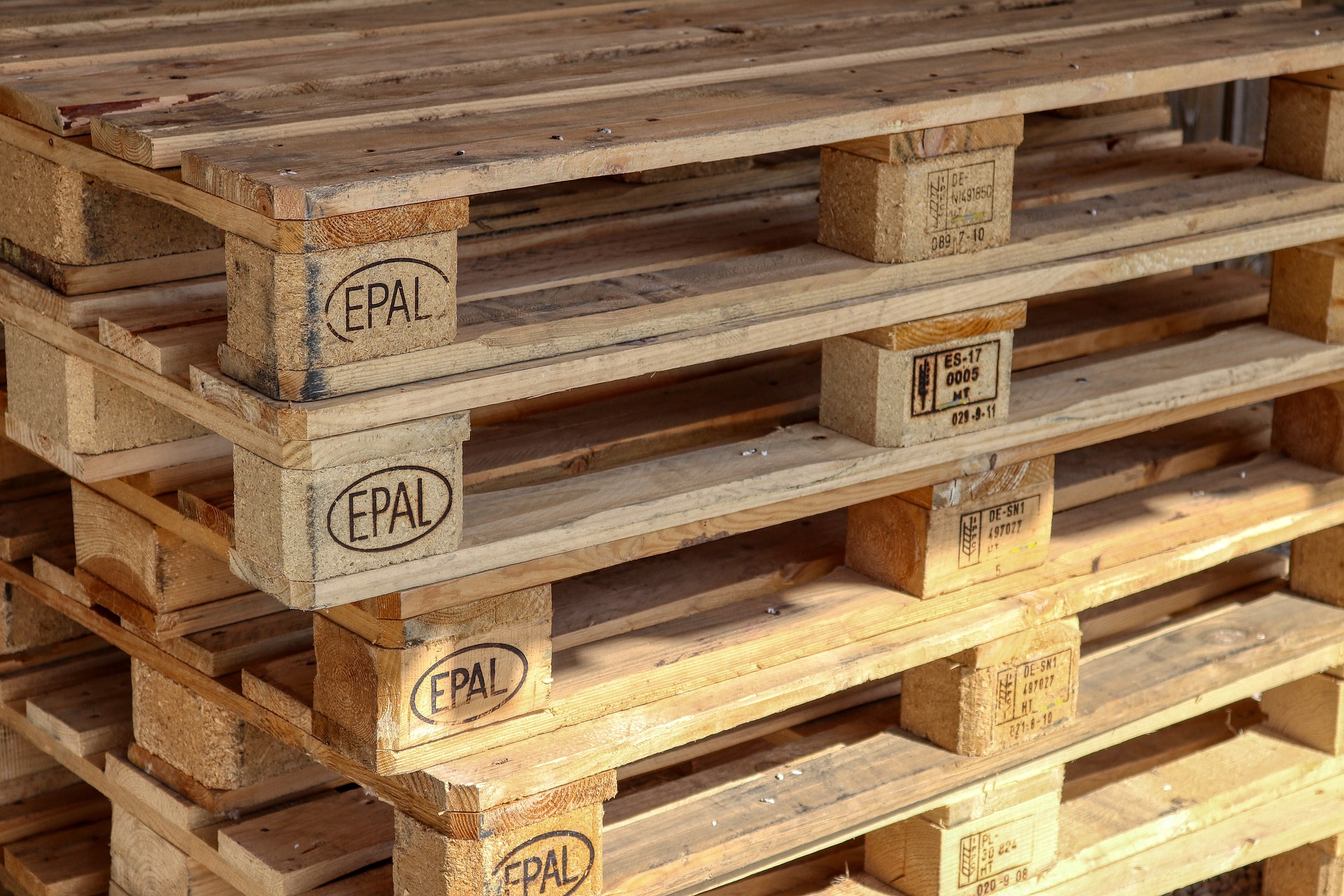 pallets-4978848_1920